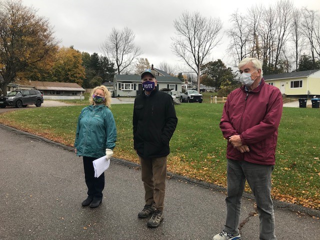 AgeWellVT's tweet photo. Congressman Welch delivered #MealsonWheels yesterday in St Albans with longtime volunteers Sue &amp; Ray Brown.

We introduced @PeterWelch to our clients and shared stories about the needs of older VT'ers. The meals and friendly visits are a vital lifeline during this pandemic. #VT https://t.co/5IEDgnHIKb