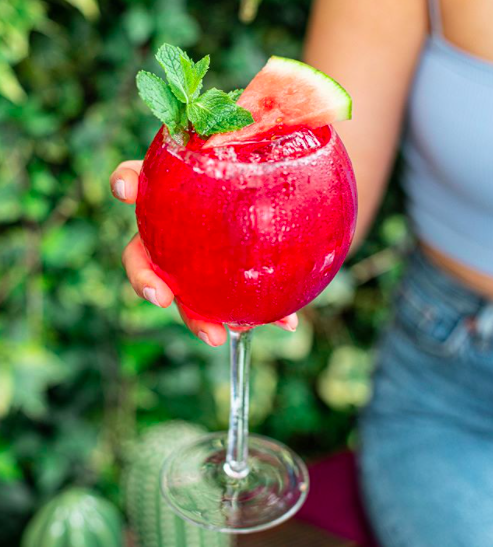 VisitGlasgowSCO's tweet photo. Dreaming of sipping on a classic cocktail or craft beer? 🍹 🍺 You can still enjoy drinks from Glasgow's best bars at home 🏡 Check out our top picks ➡️ https://t.co/aiPIHr5AHN

#SupportLocal https://t.co/94oy21ATGK