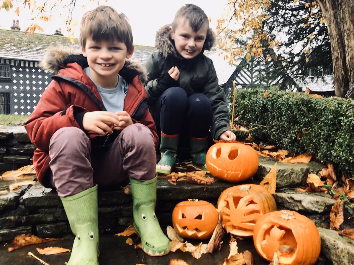 SachroCatherine's tweet photo. Getting in the Halloween spirit! 👻@SamlesburyHall #ShepherdsHuts #HalloweenAtSamHall https://t.co/PtLGqWCONM