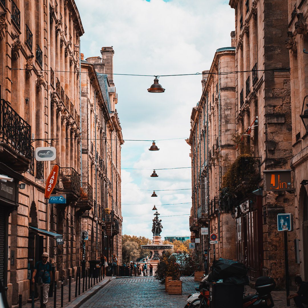 J'ai toujours aimé me perdre dans les rues de Bordeaux 📸
.
#franceintheair #merveilledefrance #france_regards #occitanie_focus_on #sonyalphafrance #avecmontamron #sudouest_photographie #bordeauxmaville #bordeaux #french.visuals
