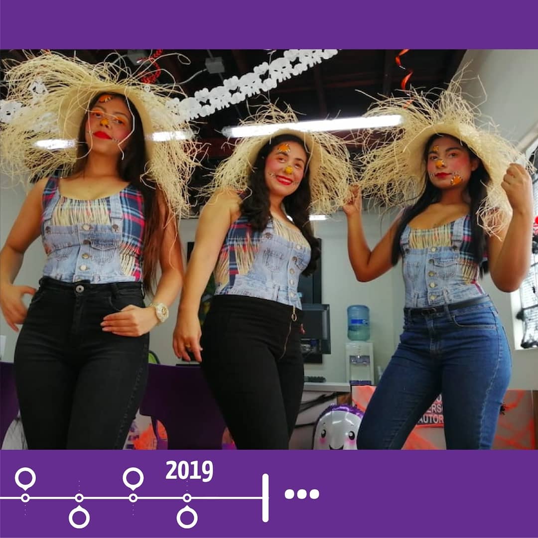 soyimeista's tweet photo. Finalizamos nuestra temporada de #tbtime 💭
Hoy, recordamos nuestro Festival de Cortos del año 2013 en el #parquedelosdeseos de @FundacionEPM con temática halloween 🎃 y en el 2019 nuestro equipo de servicio al cliente, ganadoras a mejor disfraz en la fiesta halloweenime 🧛♂️🦹♂️🧟♀️ https://t.co/oFSySgB16A