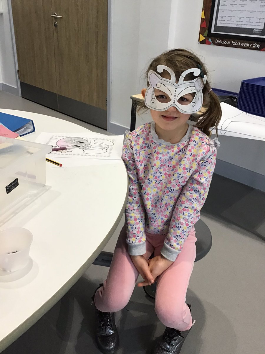 CHPSKidsClub's tweet photo. Ending holiday club on a high with some beautiful mask making todayπ¨π»βπ¨π©π»βπ¨ happy long weekend everyone, enjoy the rest of your half term π€© #CHPS #CHPSNURSERY #CHPSREC #CHPSY1 #CHPSY2 https://t.co/01ioRVlRqv