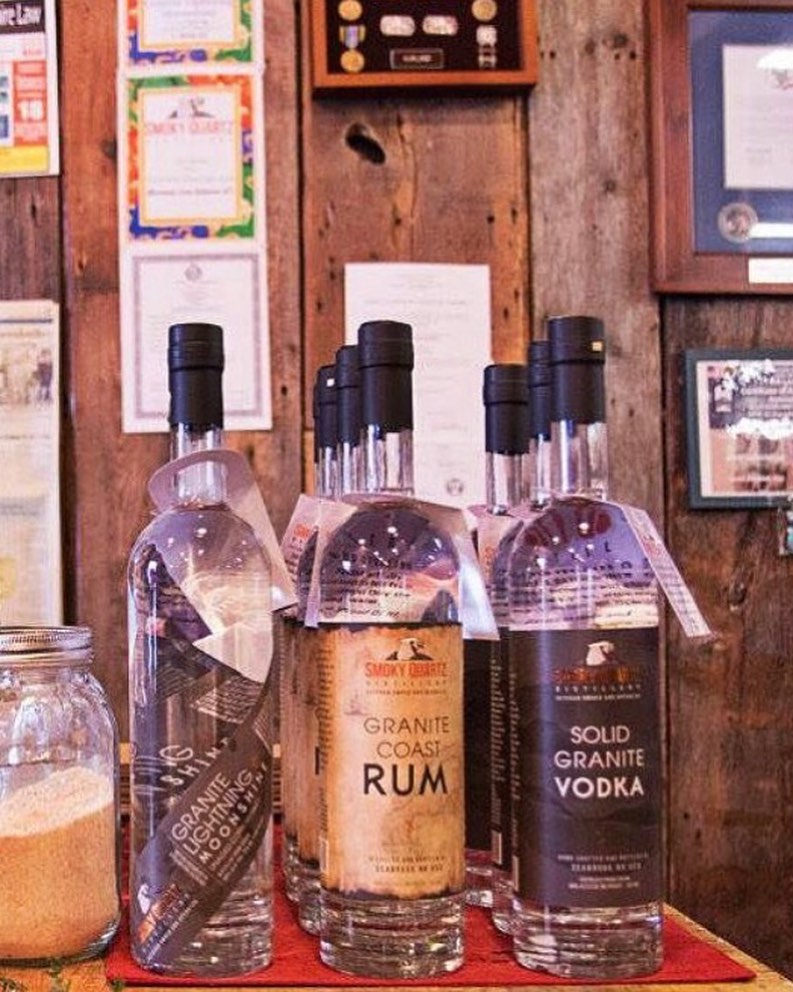 Smoky_Quartz_D's tweet photo. #ThirstyThursday When you can't go to the happy hour, bring the happy hour to you! 🥃

Host your next virtual gathering with our premium Smoky Quartz Distillery spirits to make the most out of the happiest hour of your week! https://t.co/Pkq0283zUU