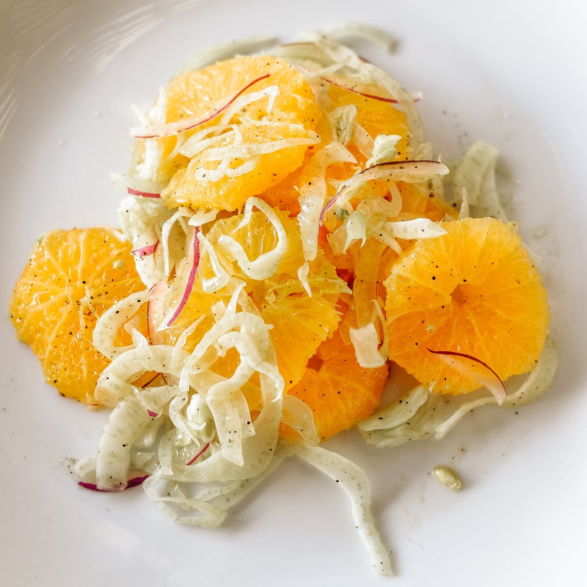 Loving this beautiful Orange &amp; Fennel Salad with Red Onion, Olives, Herbs &amp; EVOO. 🍊