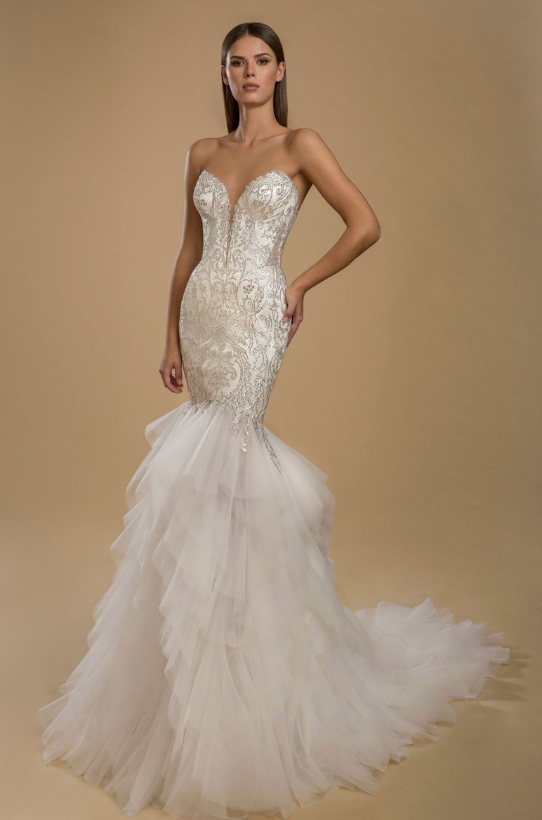 pninatornai's tweet photo. This 2021 #LOVEbyPninaTornai gown is giving us major heart eyes 😍. Would you walk down the aisle in #Style14844?
Available @KleinfeldBridal
Trunk Show 11/12 - 11/22: https://t.co/EfXs5mBidi
Photo: Dvir Kahlon
Makeup: Ortal Elimeleh
Hair: Benjamin Ruimi https://t.co/dgw82p9Wfj