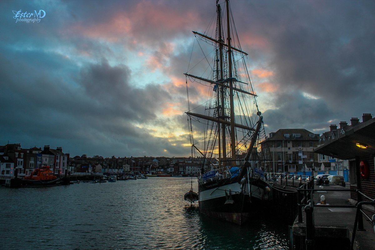 During these overcloud days let's take a look at one of my older pictures of the beautiful tall ship Pelican when was docking at dusk in Weymouth harbor. #tallship #harbor #weymouth <a href="/dorsetAONB/">Dorset AONB</a> <a href="/ThePhotoHour/">#ThePhotoHour</a> <a href="/FotoRshot/">#FotoRshot</a>
<a href="/StormHour/">#StormHour</a>