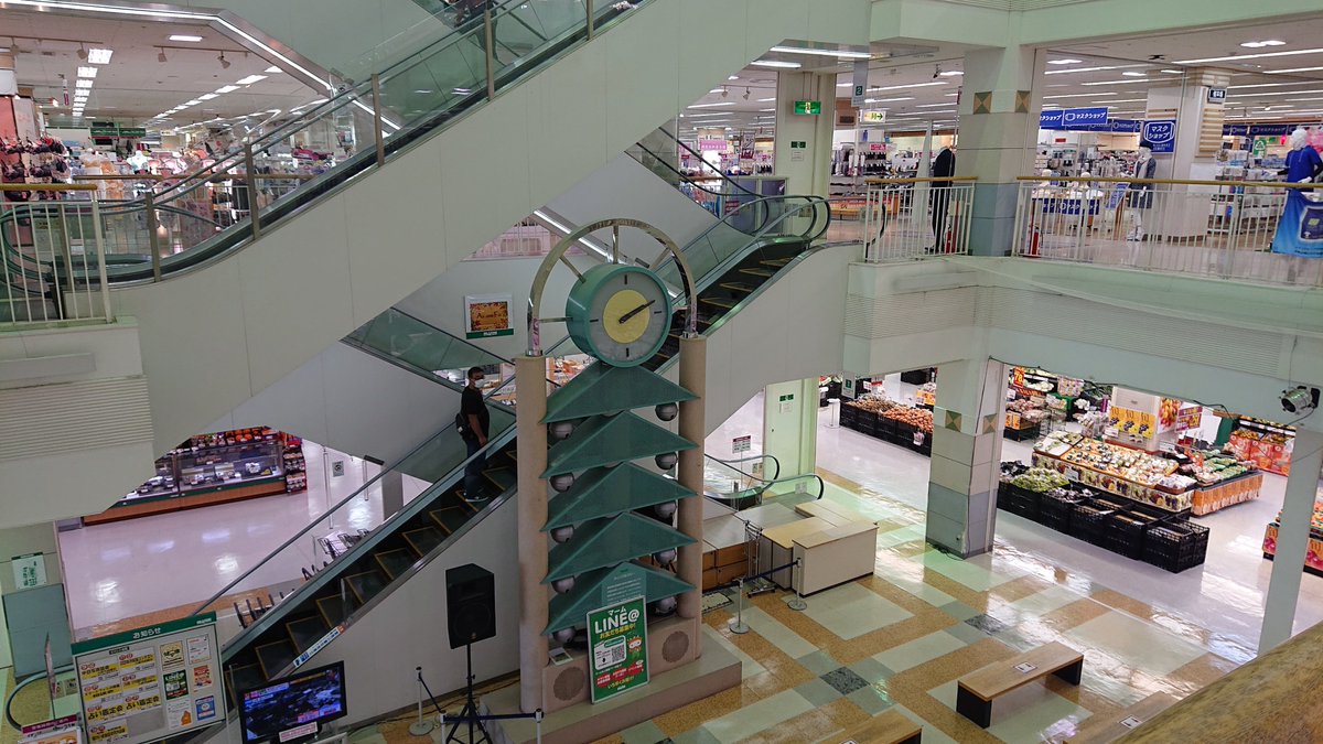 私的名盤紹介annex 松阪ショッピングセンターマーム 三重県松阪市 イオンの100 子会社の松阪商業開発が運営している1992年開業のショッピングモールです 時計の印象的な吹き抜け 緑の鮮やかな塔屋看板 淡いピンクのエレベーターなど カラフルなデザイン 私的名盤紹介annex 松阪ショッピングセンターマーム 三重県松阪市 イオンの100 子会社の松阪商業開発が運営している1992年開業のショッピングモールです 時計の印象的な吹き抜け 緑の鮮やかな塔屋看板 淡いピンクのエレベーターなど カラフルなデザイン