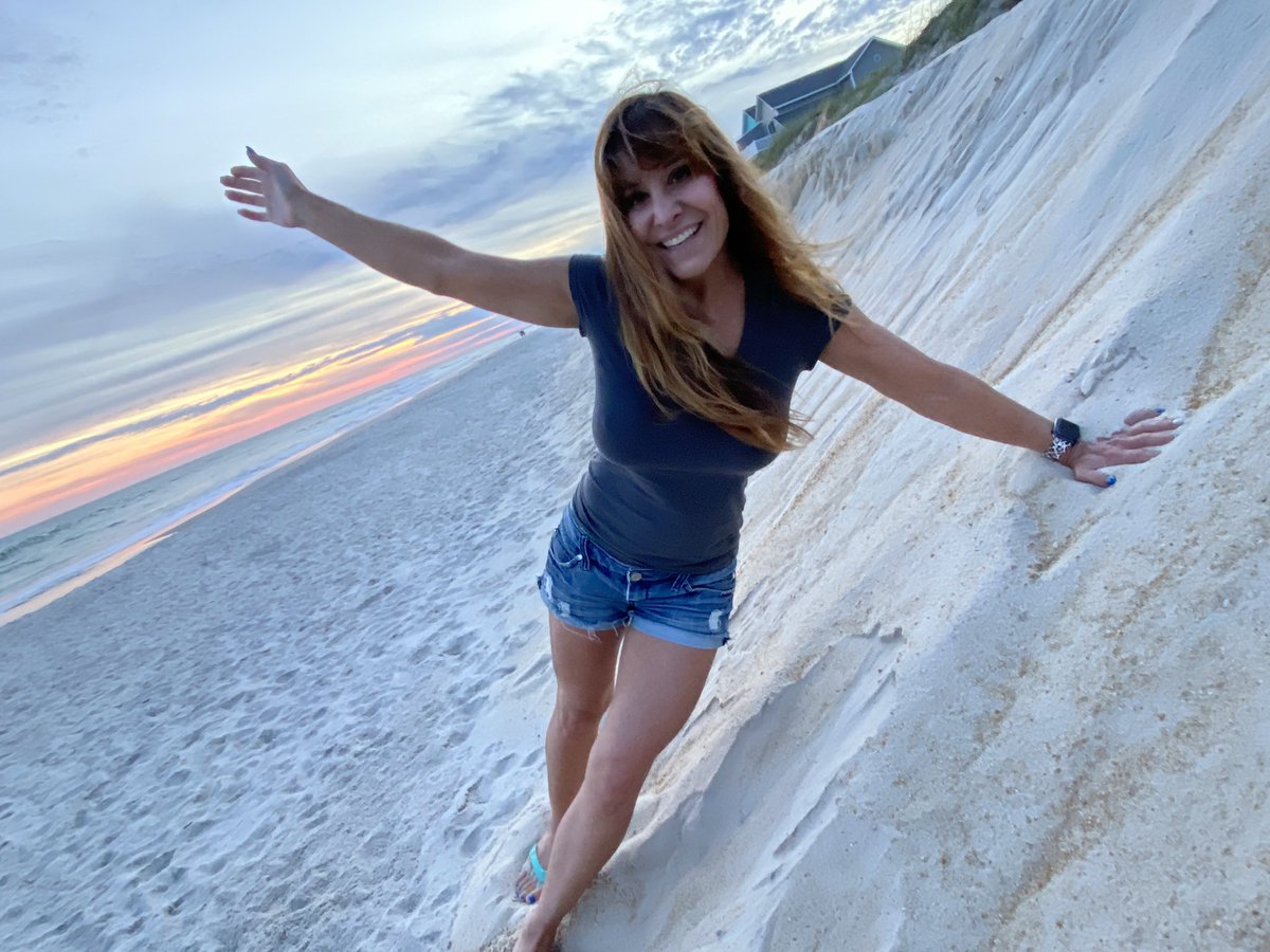 bansheesmoon's tweet photo. Great afternoon at the #beach for a #beachgirl #farmgirl #sunsetbeach #beachsunset #bansheemoon https://t.co/2cPM0rADjk