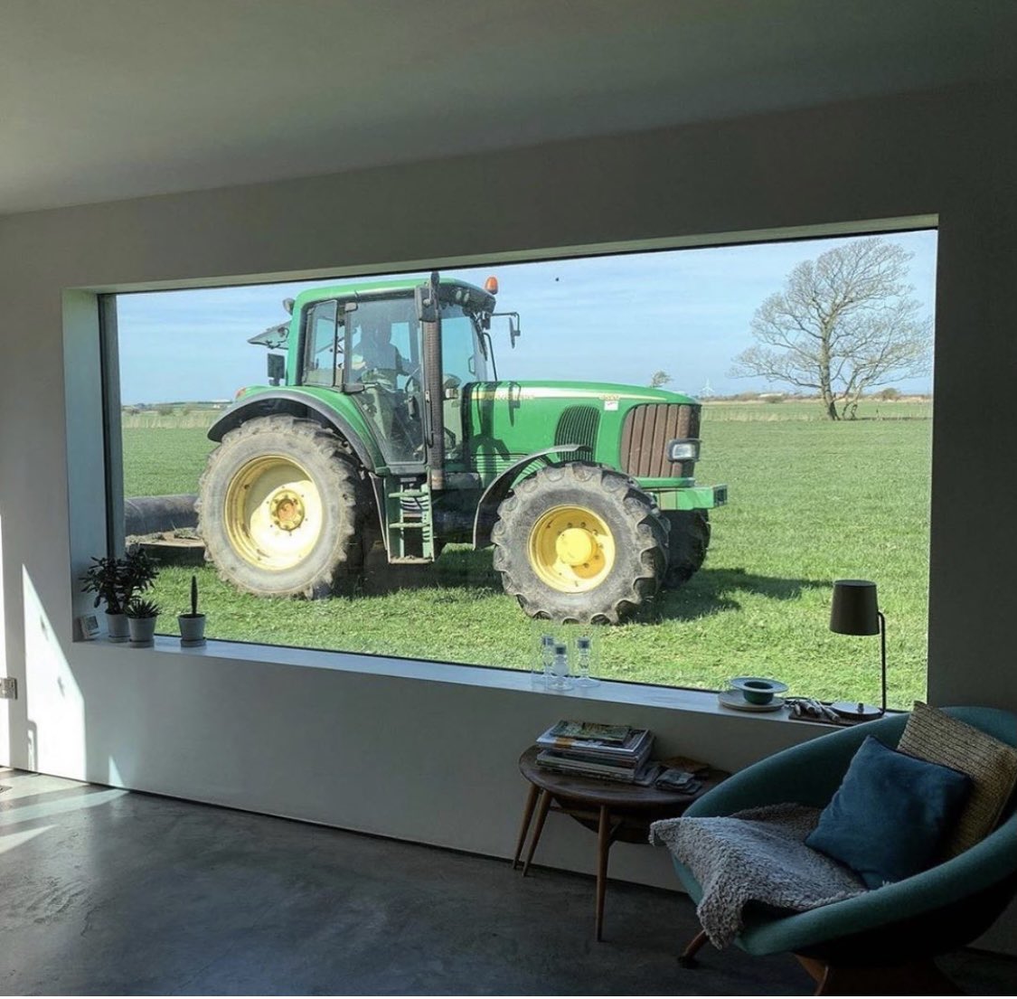 LtdAnglezarke's tweet photo. Lancashire!!🚜 Look at this fantastic picture window🤩🤩 All designed &amp; manufactured in house and installed by Anglezarke Designs Ltd... Fab photos showing the different views @superdogsasha gets to see🥰 #bespokedesign #bespokeglazing #glass https://t.co/8epcCNzsuW