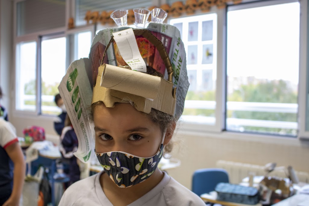Abacolegio's tweet photo. Nuestros alumnos de 3ºEd.Primaria se convierten en diseñadores creando diferentes disfraces de #Halloween a partir de material reciclado

#GoingGreen #englishprojects https://t.co/eGH2H5WF28