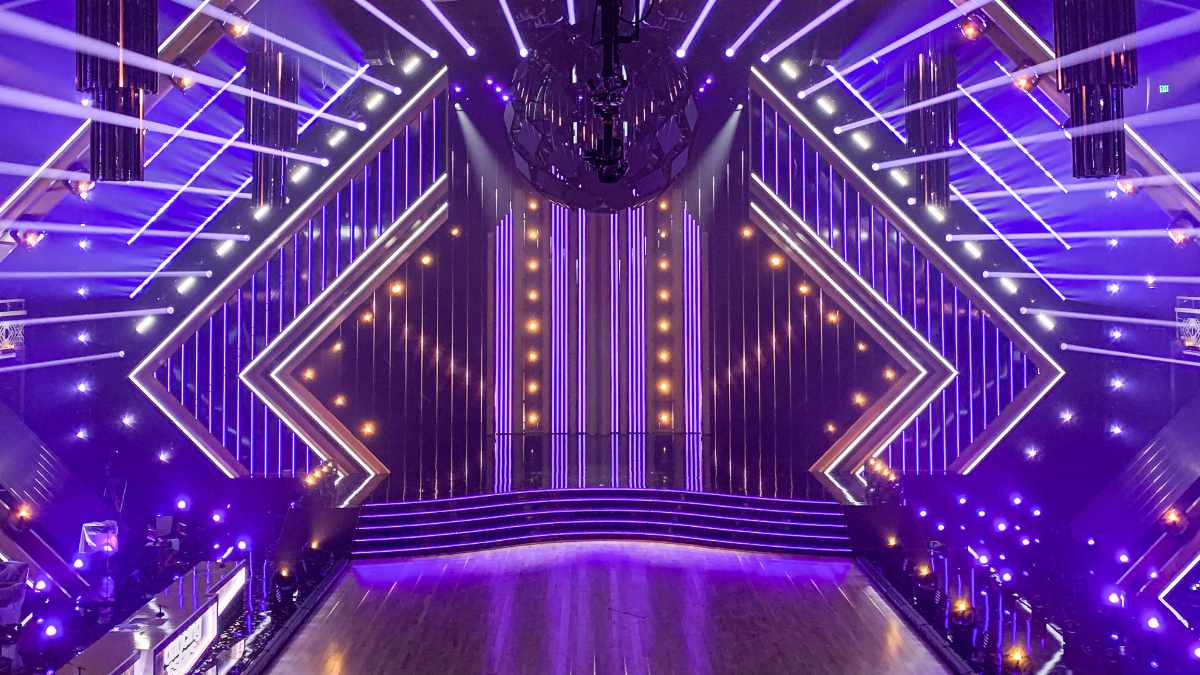 eventelevator's tweet photo. DX7 Design setzt beim amerikanischen Dancing With The Stars auf X4 Bars und JDC1 Hybrid-Strobes von GLP. https://t.co/zpTU0HdlPx @GLPimpression @dx7design https://t.co/OdrBrDaKjC