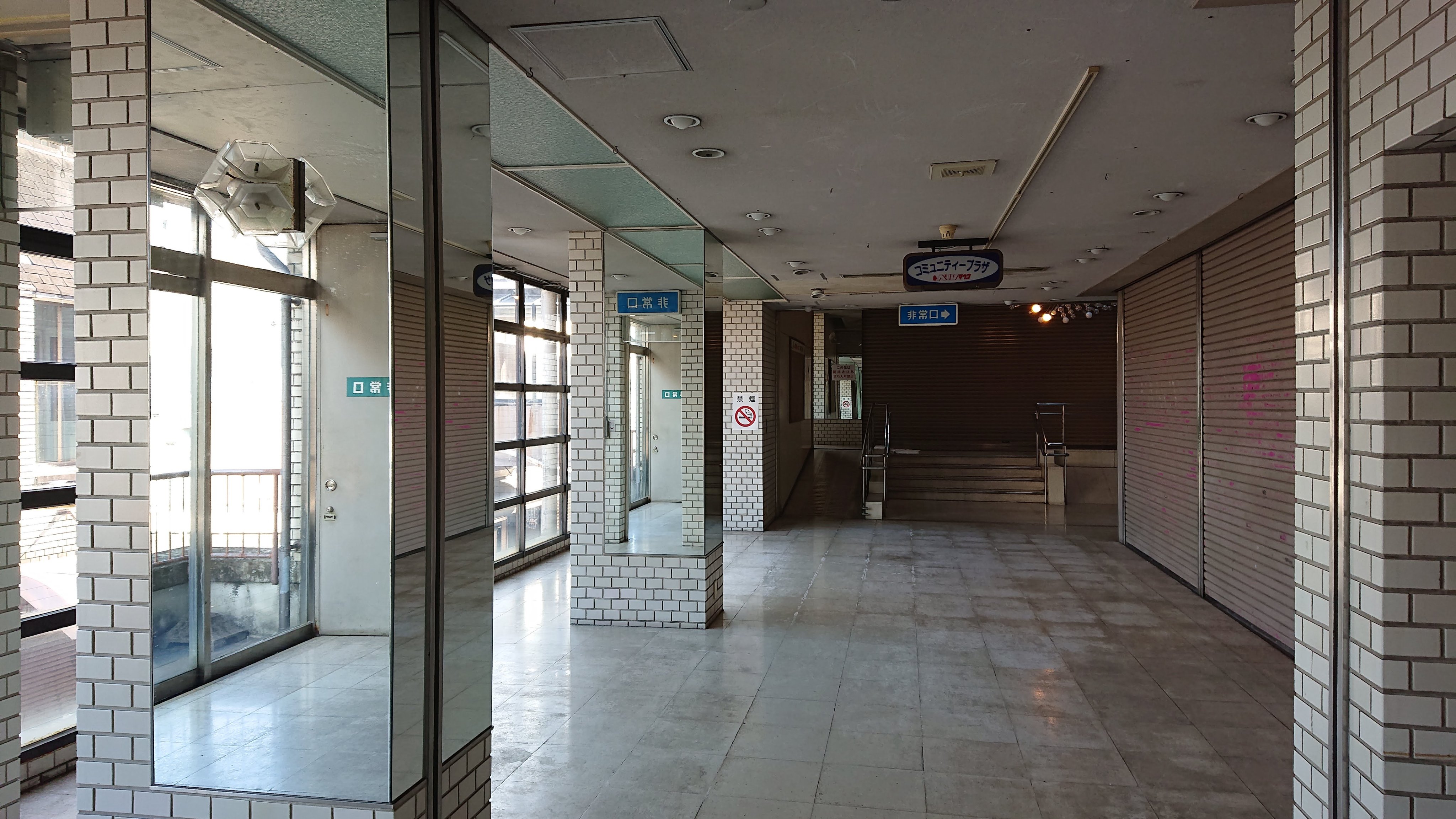 私的名盤紹介annex ベルタウン 三重県松阪市 松阪駅前商店街に繋がるビル 愛晃ビル と商店街で 現在は空き店舗が多くなっています ビルの定礎は1980年となっていました ベルタウンのフォントや太陽光を積極的に取り入れたデザインは今見てもお洒落です