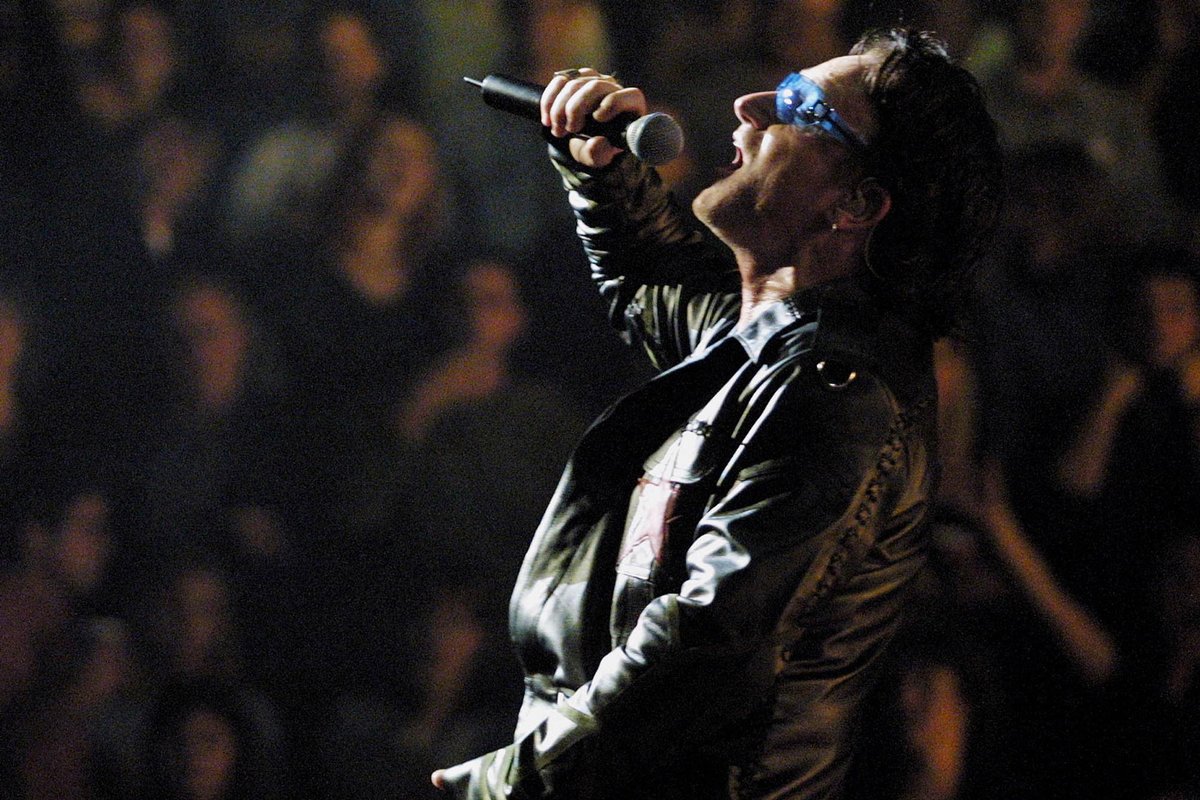 RollingStone's tweet photo. Watch U2 play an emotional version of "Kite," dedicated to Bono's late father, at Ireland's Slane Castle in 2001 https://t.co/v2gGQ3RFvA https://t.co/rTSatld21J