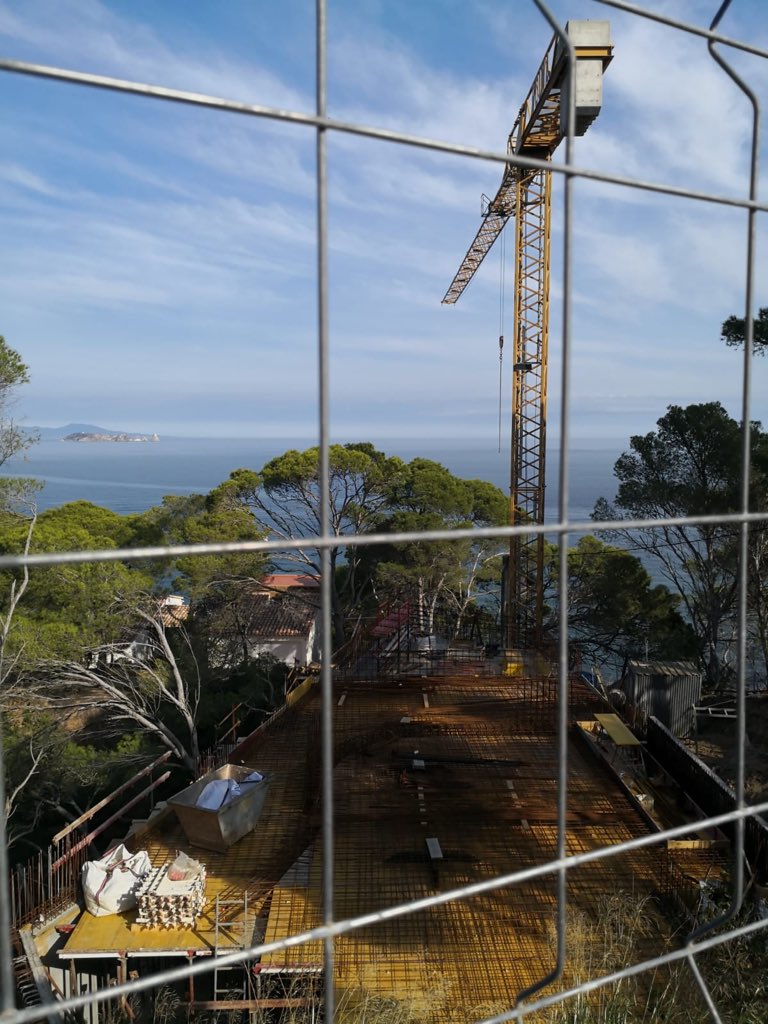 ines_crimea's tweet photo. I aquí un clar exemple de com l @AjBegur es preocupa de preservar l entorn,una mega mansió just damunt d una cala... i així tot...@damiacalvet @AgustSerra @SosCostaBrava @SosCostaBrava @mediambientcat https://t.co/J50UM3DeL5