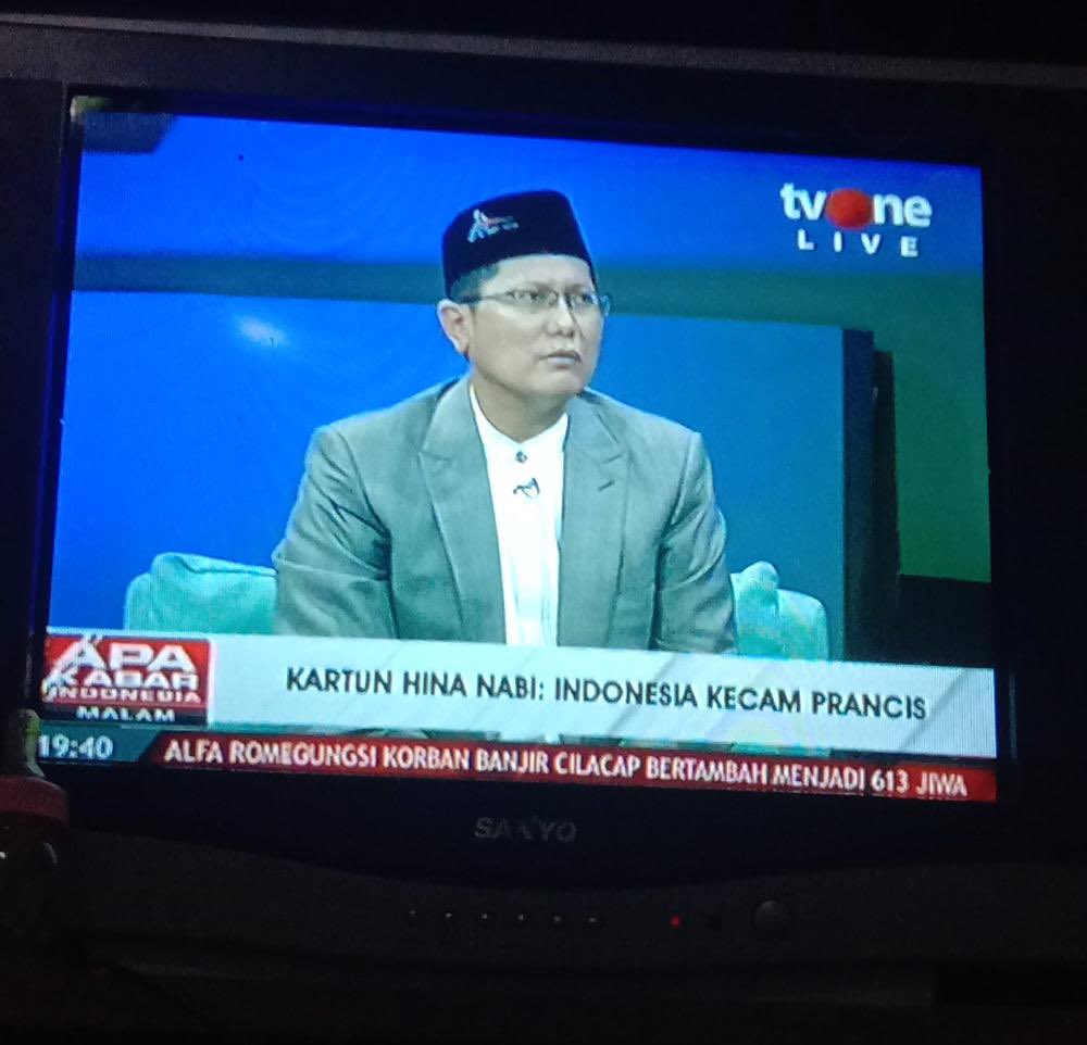 cholilnafis's tweet photo. Semua memuja Nabi saw tapi Macron mempersilahkan membenci Nabi saw atas nama kebebasan berekspresi. 
.
Kebebasan seaeorang itu dibatasi oleh kebebasan orang lain. Dan ingat, tak ada toleransi atas nama kebebasan dg merendahkan dan menghina keyakinan orang lain. https://t.co/3bhgkb7Q2j