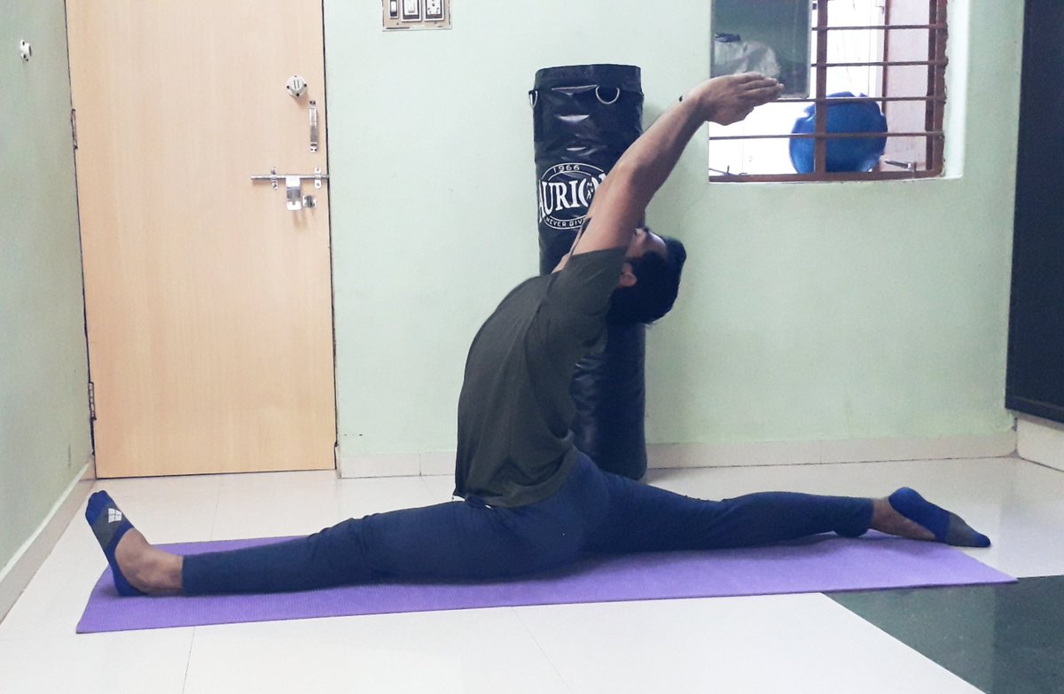 Pull your body and relax.🧘♂️🤸♂️🔥😎
#hanumanasana #yogasplit
#kalaripayattu #bejunglee #ITrainLikeVidyutJammwal #traditional #fitness #flexibility #streche #yoga #love #peace https://t.co/guvxotBKOf