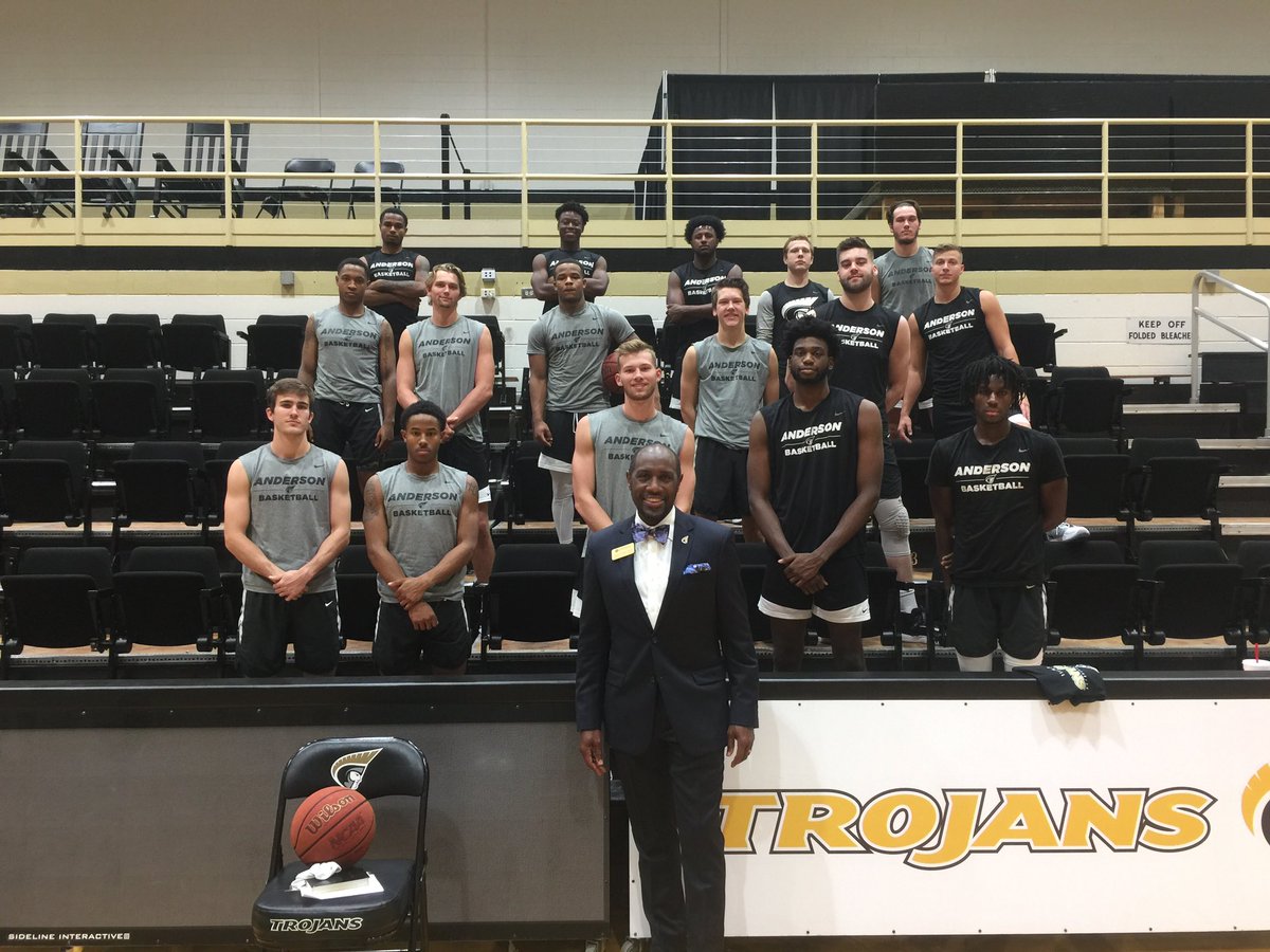 It is always a pleasure to hear a word of encouragement from @jdavidnoble 🙌
➡️ importance of having a victory mindset on and off the floor.
📖 1 John 5:4
#BeGold⚔️ | #TrojanArmy https://t.co/ykUEYWNYkq