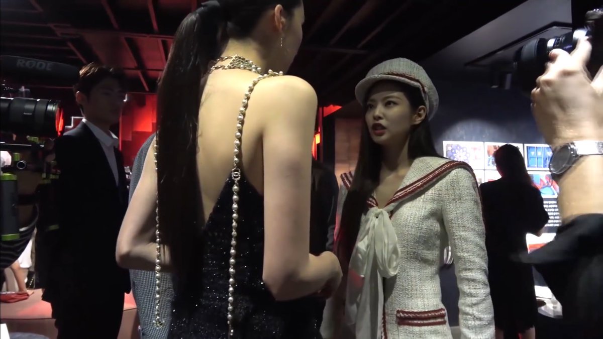slytherjennie's tweet photo. rare photo of jennie kim na nagsusumbong sa ate niya https://t.co/GybymecB7B