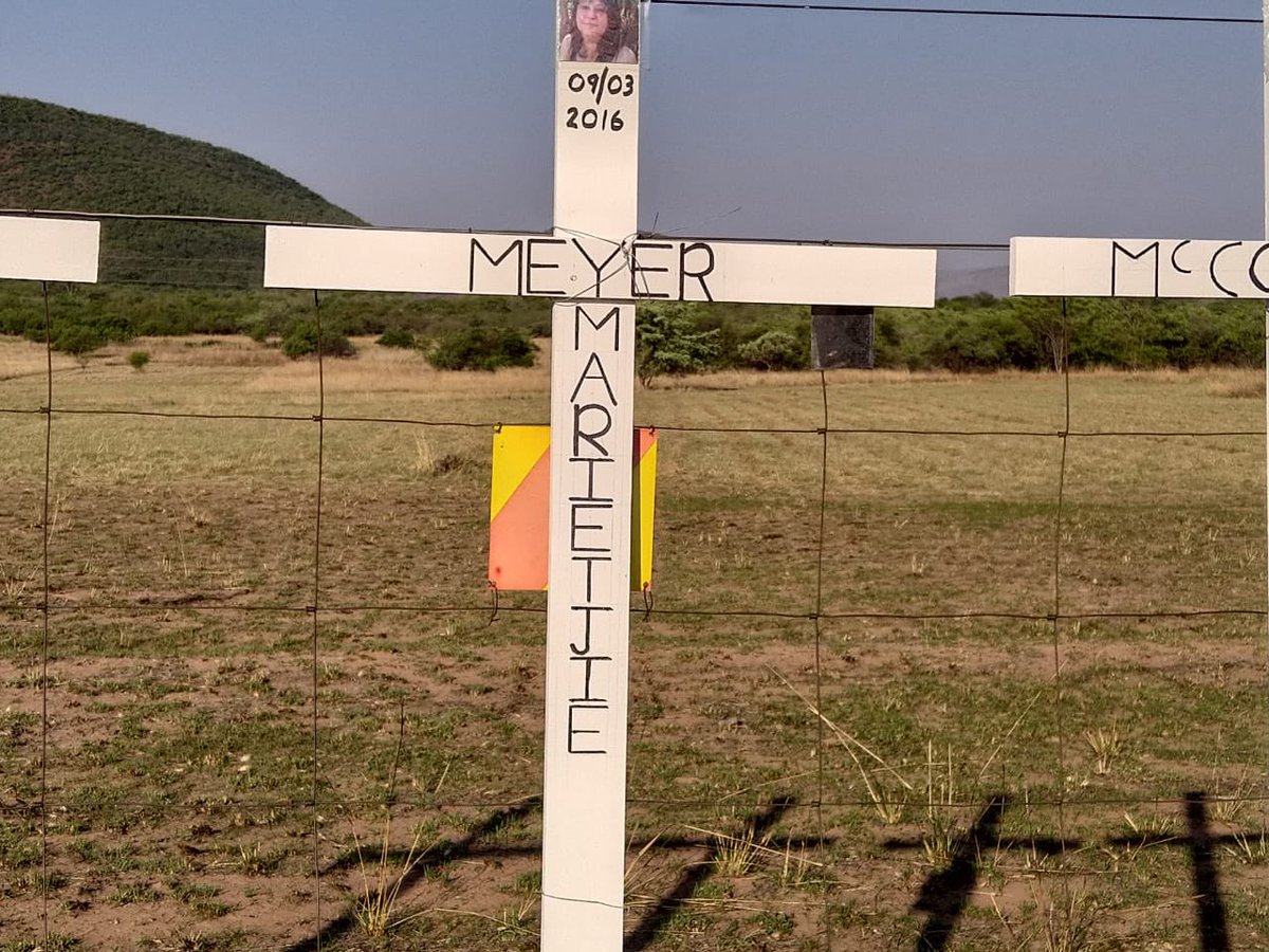 White crosses stand along a fence line in silent memory of Kayla Meyer & her family slain in a #FarmMurder in 2016. May they always be remembered #SouthAfrica @IamAliceVL @annelisalee @LoneStar_Skye @aussie000050 @NoWhiteGuiltNWG @jemce @its_me_rene @snja22 @BrendiWells