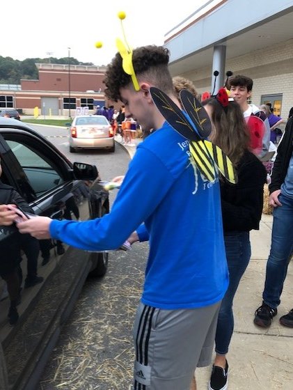 CHSLIONSFBLA's tweet photo. FBLA members making LionWeen fun and sweet! #Treats @CHSLionNation https://t.co/Cnn6KCJ4R3