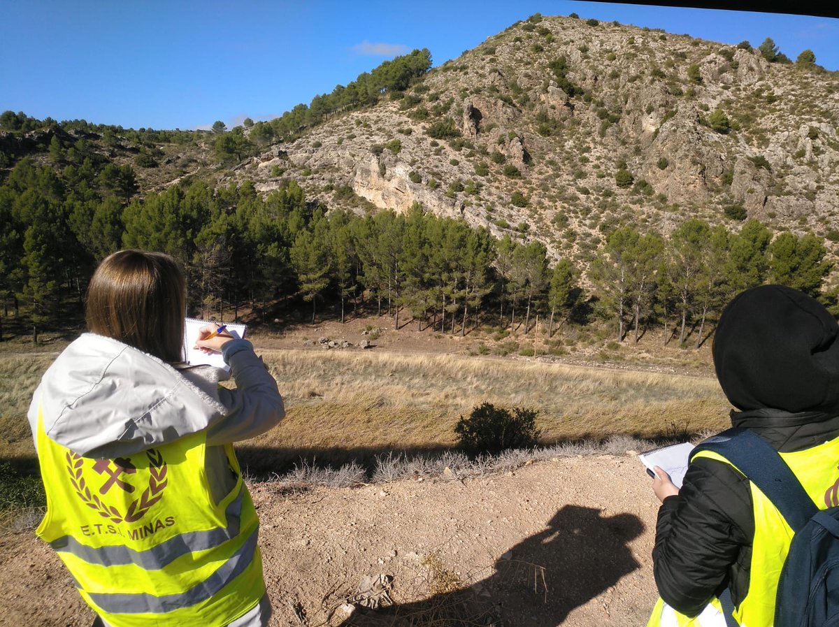 minasenergiaupm's tweet photo. Hoy nuestros #estudiantes del #grado #ingeniería #gológica se han ido a la #playa ...del Cretácico con la asignatura #Estratigrafía y #Geomorfología 😋
Y después a ríos y lagos del Neógeno para reconociendo materiales depositados 
#Cuenca
#familiaMinera #somosUPM #geology #mining https://t.co/bxbyQOqJL2