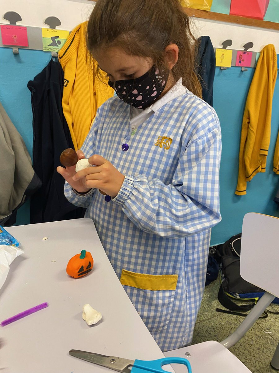 mercedaries's tweet photo. A cicle superior celebrem la #castanyada decorant castanyes!! #fsf5prim #fsf6prim https://t.co/TEoMuO1HO1
