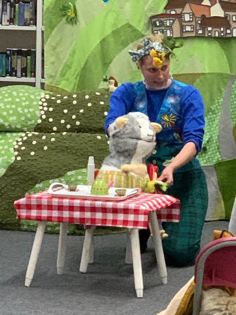 WFlibraries's tweet photo. Wow !!! what a fantastic performance here at #NormantonLibrary @MyWakefield by @topsyturvyltd of #ChristopherNibble #libraries #theatre https://t.co/1qOwCuqbWD