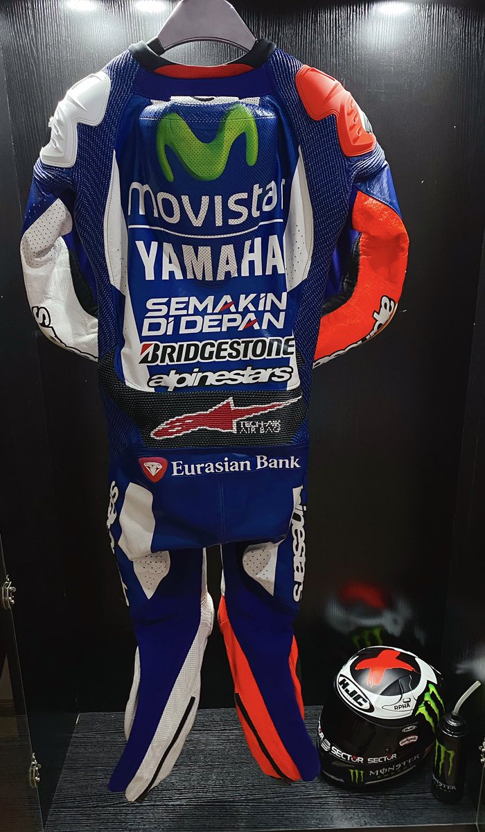 Hiyujiche's tweet photo. @YamahaMotoGP got a Jorge Lorenzo YAMAHA movistar team original 2015 world champion suit！ https://t.co/FtLaUX7xJT