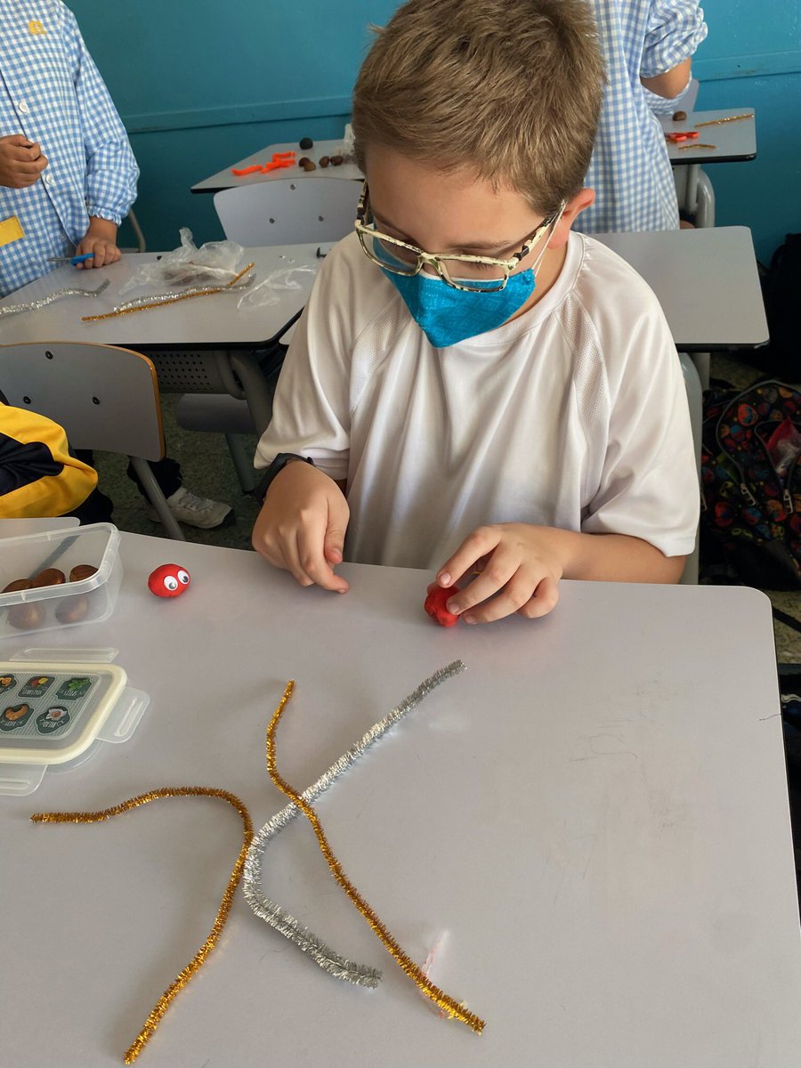 mercedaries's tweet photo. A cicle superior celebrem la #castanyada decorant castanyes!! #fsf5prim #fsf6prim https://t.co/9tsxSikSCw
