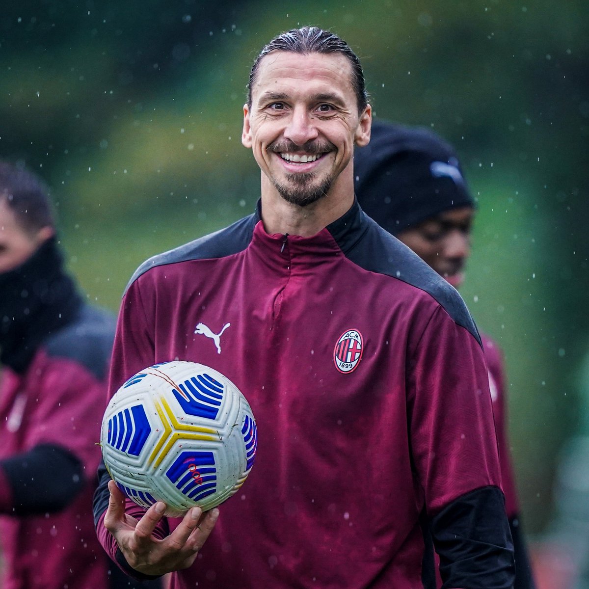 _BeFootball's tweet image. Zlatan Ibrahimovic : "Le virus m'a défié et je l'ai battu. Mais tu n'es pas Zlatan, ne défie pas le virus. Utilise ta tête et respecte les règles. Distanciation sociale et masques, toujours. On va gagner".