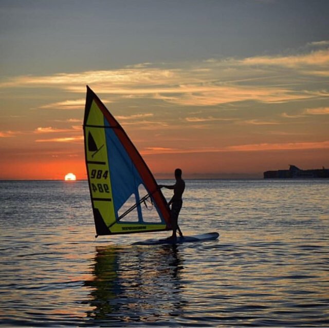 CaribeSurOrg's tweet photo. #WindsurferOneDesign (hoy #WindsurferLT), la mítica tabla de los 70-80s con vela 5.7 m2 continúa a ser utilizada para regatas en una clase aparte. Estas versátiles tablas, se siguen construyendo en el mismo material y moldes originales de la época y buscan entrar a las Olimpiadas https://t.co/xwzVeGdbnG