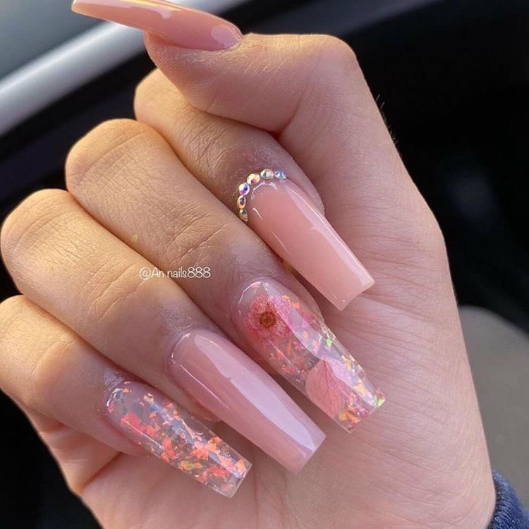 Jennie with these nails look immaculate