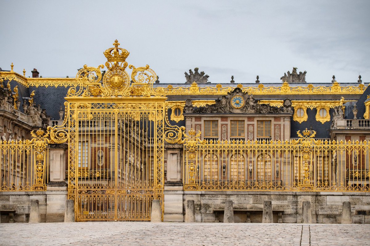 CVersailles's tweet photo. 🇫🇷⚠️ En application aux directives gouvernementales le château de Versailles, le Grand et le Petit Trianon ferment leurs portes à partir de ce soir. Les visiteurs ayant acheté un billet pour cette période seront remboursés. https://t.co/0oYAq9WmnV https://t.co/WcviHzH92t