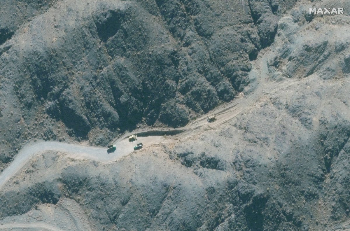 Yesterday,  @Maxar released a really high-quality images of the changes at Natanz from October 21.  @rafaelmgrossi has said that Iran is building an underground centrifuge assembly facility. We don& #39;t quite know, yet, where the facility will be located.