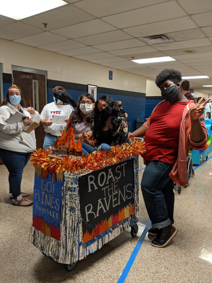 LHSprojectLIT's tweet photo. These kids worked so hard on this. go 'Rines!!  Look at all that #SchoolSpirit 🙌🙌💙🔥! #LHShoco2020 #RoastTheRavens

@LHSintheNews
@ErinLHSmedia 
@MrsAshleyBauman 
@MrsDohELA 
@Miss_OConnor_H 
@MrsChelseaMoore https://t.co/48GEGYTPvI