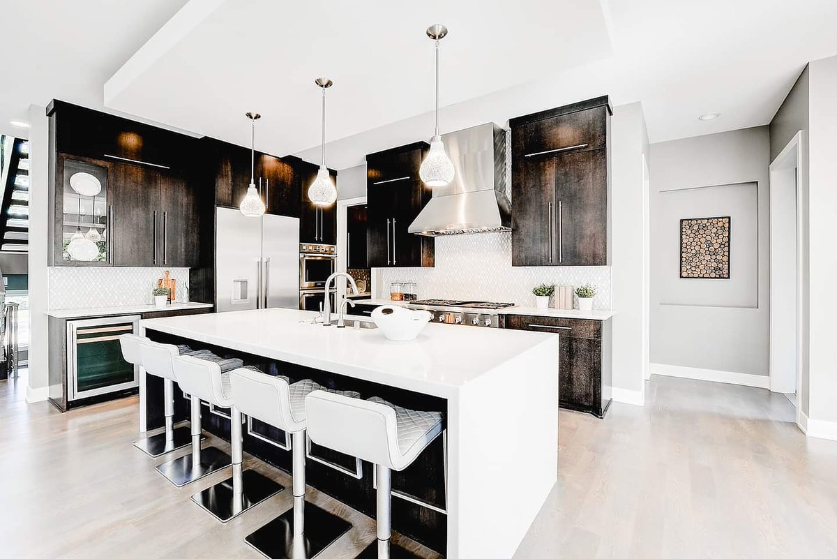 IncZehnder's tweet photo. #TBT - We love the contrasting colors in this bright open kitchen at our #LinnerRd home!

#TBT #ThrowBackThursday #zehnderhomes #custombuilder #luxuryliving #kitchengoals #kitchendesign #countertops #customcabinets #minnetonkahomes #minnetonkamn #kitchen #hardwoodfloors https://t.co/Zn9dfwzVuQ