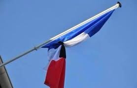 #AttentatNice. Les Aixois et <a href="/aixmaville/">Aix-en-Provence</a> aux côté des Niçois. Une fois de plus et moins de 10 jours après la mort de #SamuelPaty les barbares ont encore frappé. Plus que jamais unis et solidaires. Mes pensées vont aux familles et aux proches des victimes