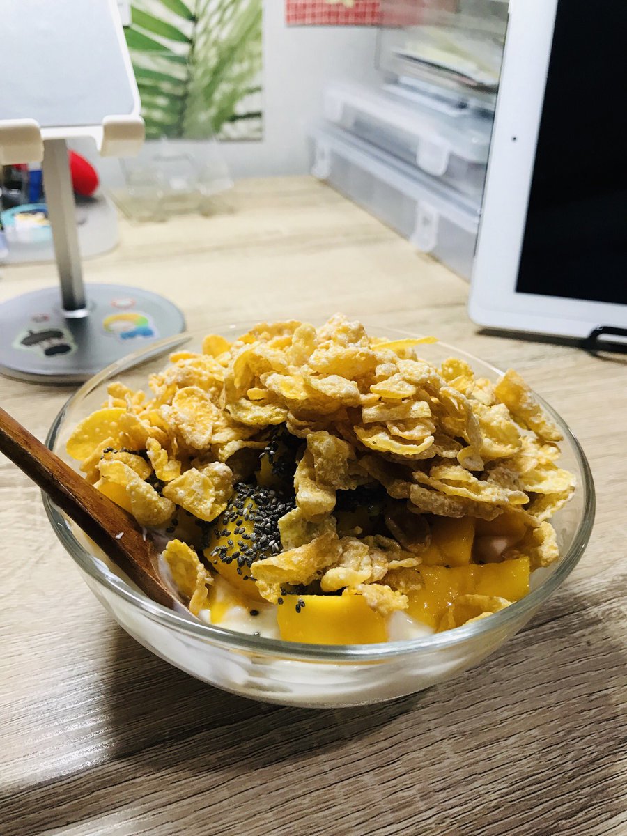 Philippine mangoes, frosted flakes, chia seeds and vanilla yogurt.😭