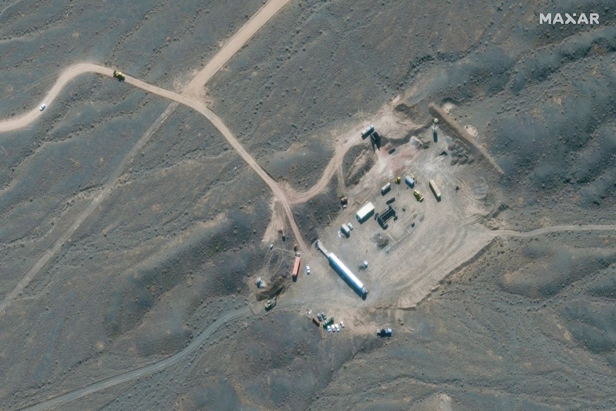 Yesterday,  @Maxar released a really high-quality images of the changes at Natanz from October 21.  @rafaelmgrossi has said that Iran is building an underground centrifuge assembly facility. We don't quite know, yet, where the facility will be located.