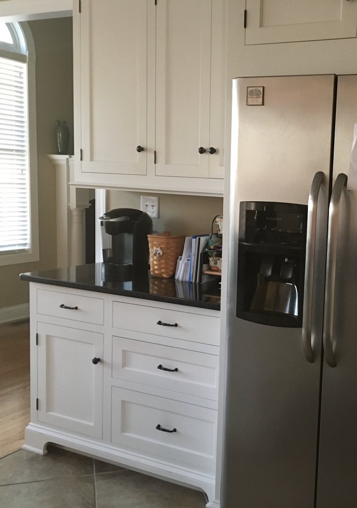 nelsons405's tweet photo. Everyone is Awww #ShawnandCamila and I’m thinking Ohmygosh! I have the same kitchen cabinets as @ShawnMendes and @Camila_Cabello 😂 https://t.co/lDBCmxraQs