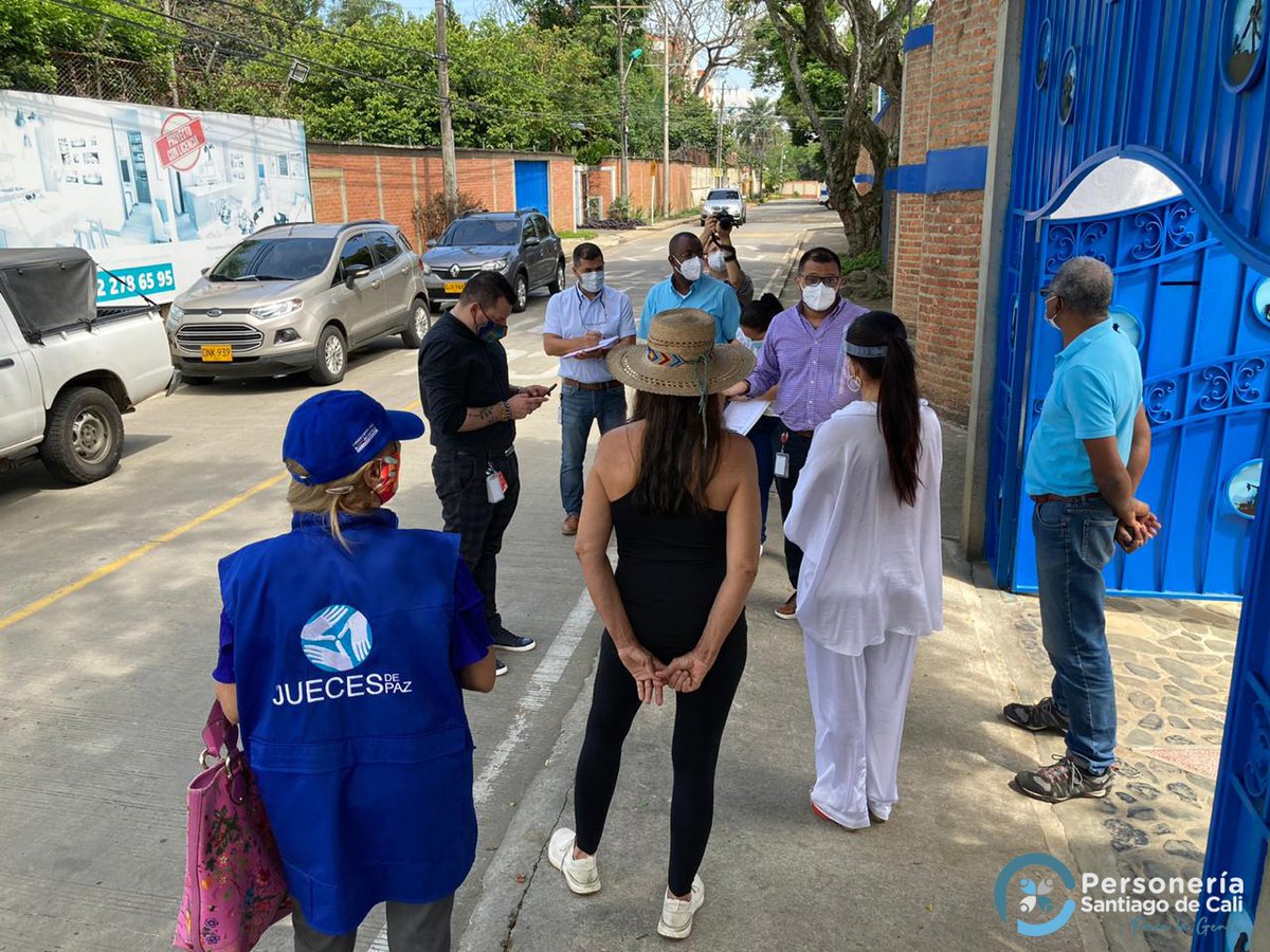 personeriacali's tweet photo. #Ahora dialogando con habitantes de la #Comuna22, quienes denuncian problemáticas con maquinaria pesada y volquetas que pasan por zona escolar cargadas con materiales de construcción, poniendo en peligro la vida de peatones, estudiantes y familias
#JardínInfantilTallerDeAnik https://t.co/U4RiCyI5Wr