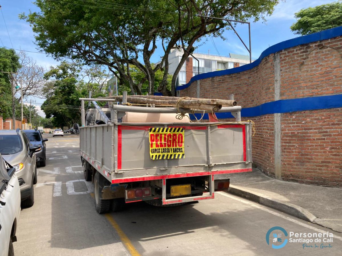 personeriacali's tweet photo. #Ahora dialogando con habitantes de la #Comuna22, quienes denuncian problemáticas con maquinaria pesada y volquetas que pasan por zona escolar cargadas con materiales de construcción, poniendo en peligro la vida de peatones, estudiantes y familias
#JardínInfantilTallerDeAnik https://t.co/U4RiCyI5Wr