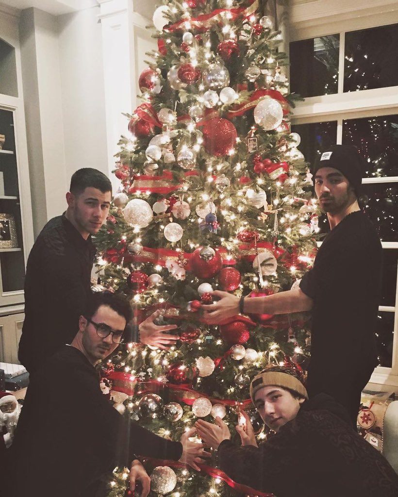 jonasbrothers's tweet image. With having such a crazy year, we all really need something to look forward to... the Holidays is a time that brings us together and is something that brings us joy in the darkest of times.

#INeedYouChristmas drops tonight at 12am ET / 9pm PT ❄️🎁🎄