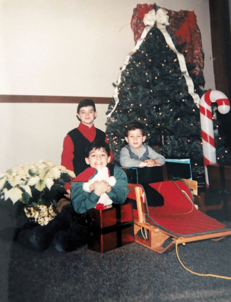 jonasbrothers's tweet image. With having such a crazy year, we all really need something to look forward to... the Holidays is a time that brings us together and is something that brings us joy in the darkest of times.

#INeedYouChristmas drops tonight at 12am ET / 9pm PT ❄️🎁🎄