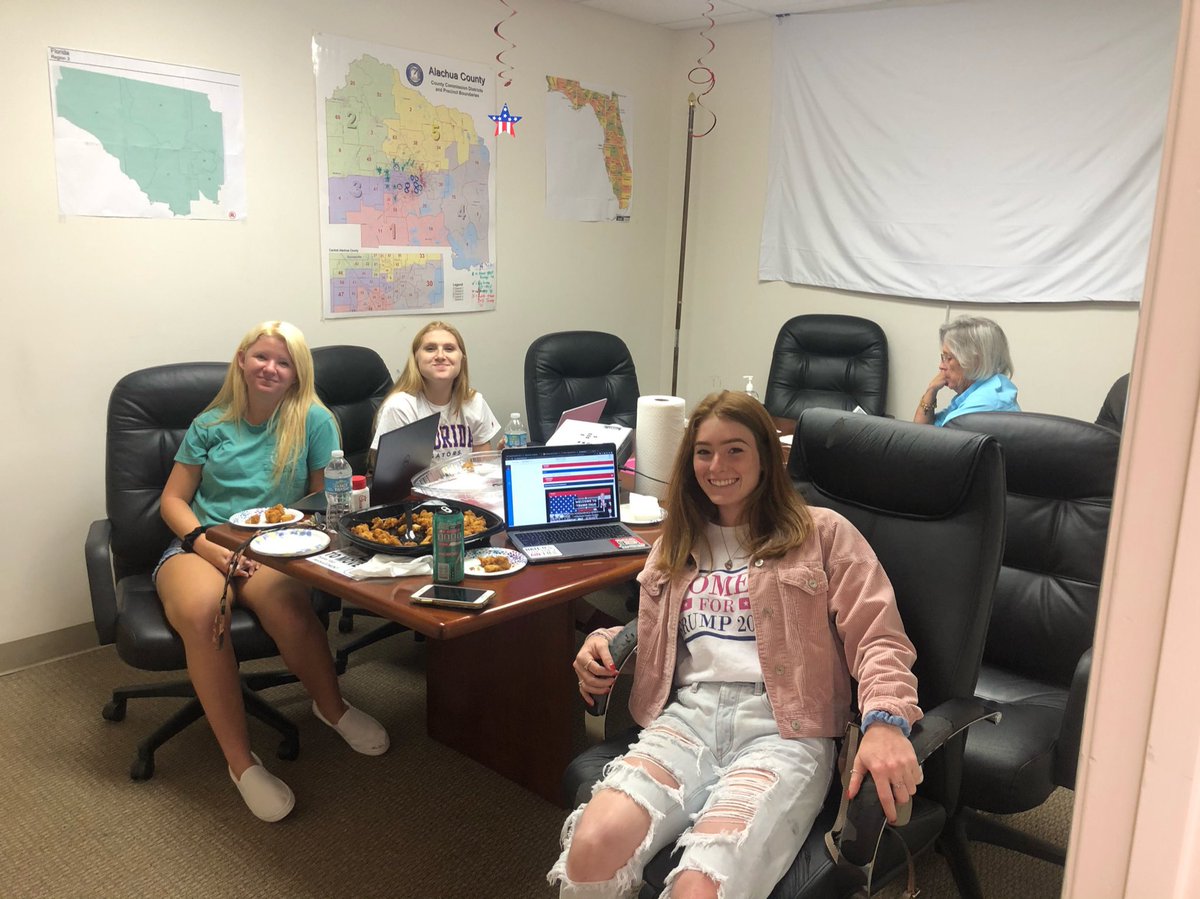 TrumpVNCFL's tweet photo. Yesterday we held our last Women for Trump Wednesday event! Our dedicated interns and volunteers spent the evening making phone calls on behalf of @realDonaldTrump! 

With just FIVE DAYS LEFT, our team is in full action to secure #FourMoreYears! 🇺🇸 https://t.co/Zz952DCmBU