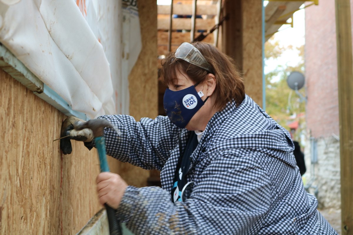 habitatstl's tweet photo. It's another cold and dreary day but that's not stopping one of our newest @KMOV #Home4TheHolidays partners, @SaveALot  from working hard! We are so thankful for their support this year and appreciate their help on this chilly day! 🏡 #SaveALotCommunity #onehouseatatime https://t.co/JHmqfSAQVb