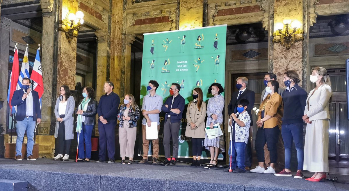 jmbalsa's tweet photo. Con el propósito de visibilizar y reconocer los aportes y logros de personas jóvenes de todo el país, el @inju_uy premió iniciativas juveniles. Tuve el honor de entregarle el premio por la categoría de Compromiso Social a María Belén Martiarena, en representación de Canastas Uy. https://t.co/YNRT3C0BpA