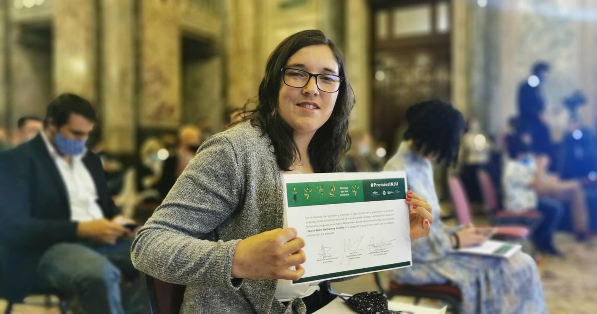jmbalsa's tweet photo. Con el propósito de visibilizar y reconocer los aportes y logros de personas jóvenes de todo el país, el @inju_uy premió iniciativas juveniles. Tuve el honor de entregarle el premio por la categoría de Compromiso Social a María Belén Martiarena, en representación de Canastas Uy. https://t.co/YNRT3C0BpA