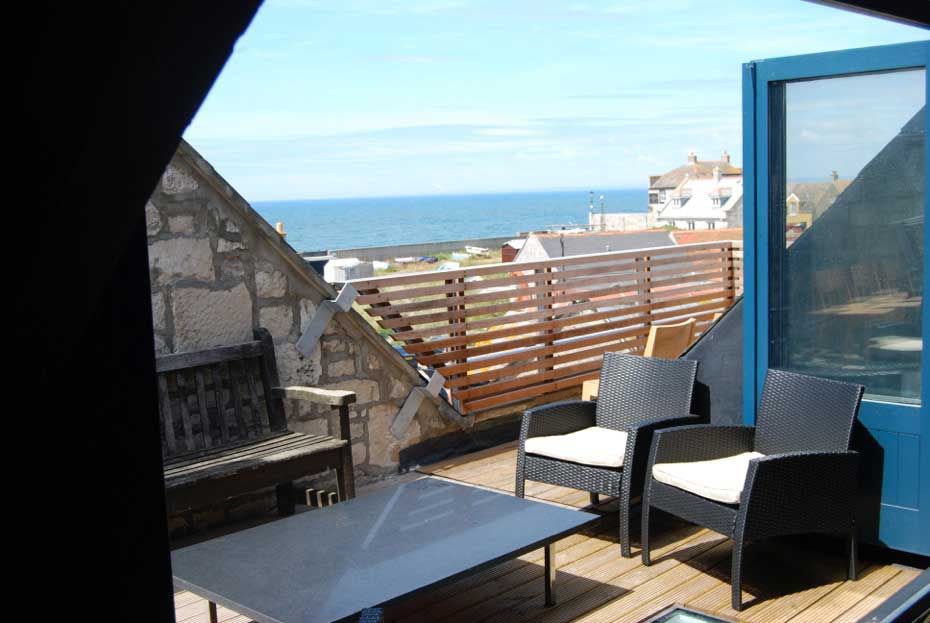 TheHolidayCots's tweet photo. Converted from a former ecclesiastical settlement, Stonehall now provides unique family-friendly accommodation with views over Chesil Beach. 
🛏️ Sleeps 2-20
https://t.co/iJq9IfyTpW
#Chiswell #Portland #Dorset #SelfCatering #HolidayAccommodation #SeaViews #UniqueAccommodation https://t.co/weVZ4vta2t