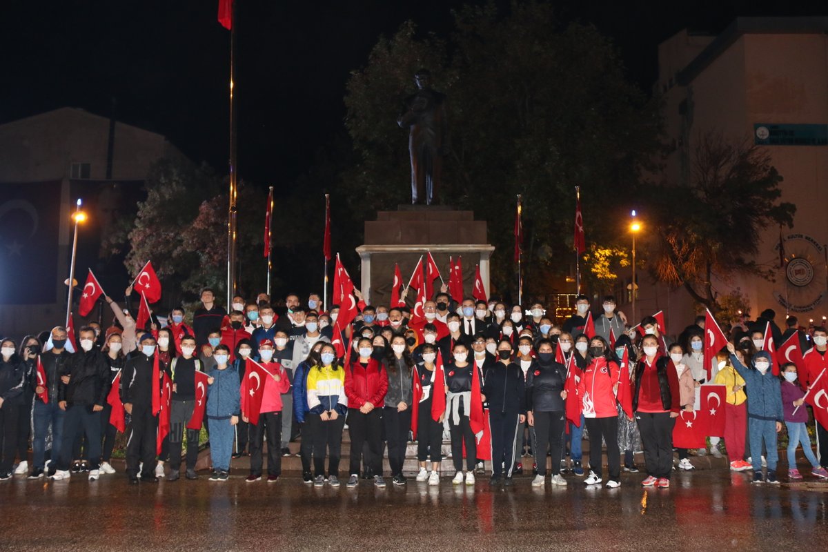 GSB_Cankiri's tweet photo. 29 Ekim Cumhuriyet Bayramı etkinlikleri kapsamında, İl Müdürlüğümüzce düzenlenen "Fener Alayı Yürüyüşü" sporcularımızın ve antrenörlerimizin katılımıyla coşkulu bir şekilde gerçekleştirildi.
@kasapoglu @gencliksporbak https://t.co/0umFu6Zy7f